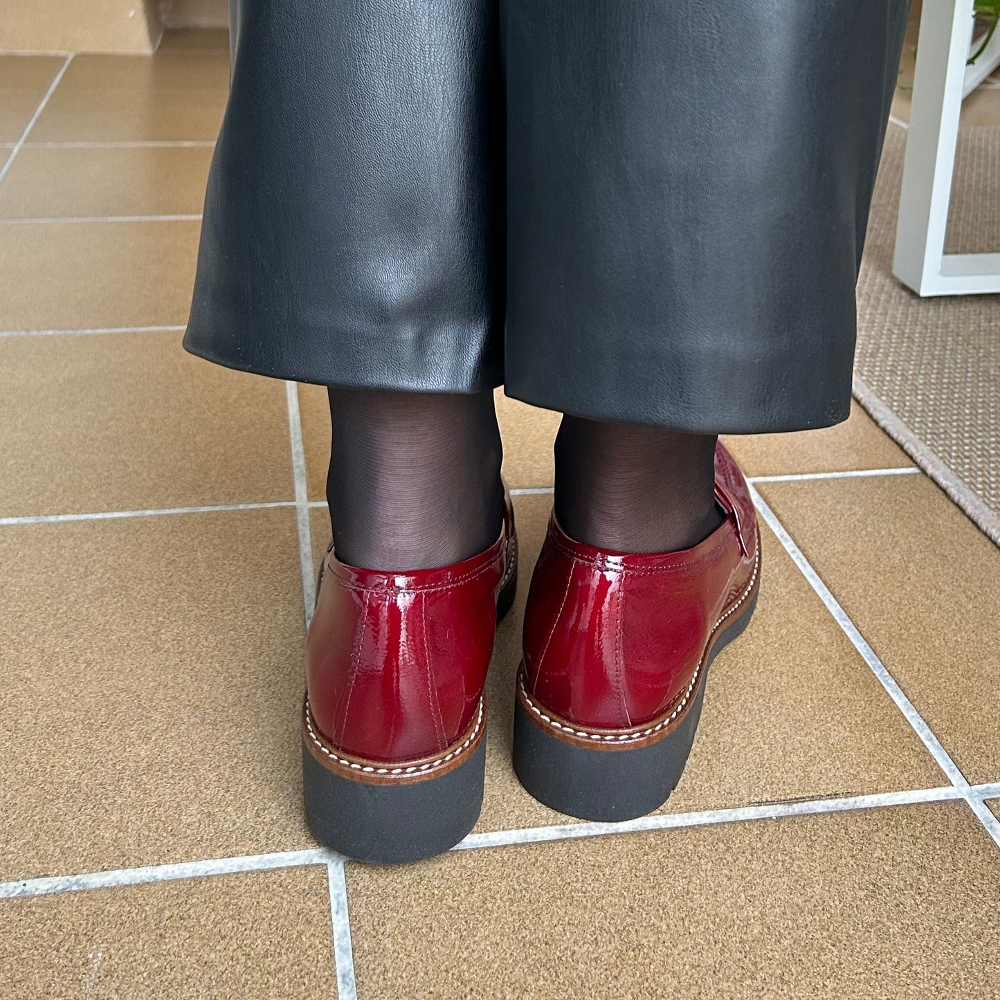 MOCASÍN MUJER CHAROL BURDEOS 1500N