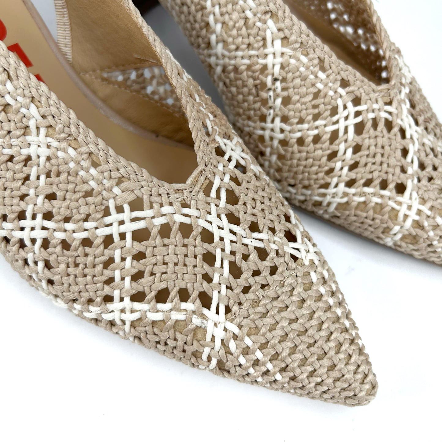 SALÓN MUJER REJILLA TIERRA PRAGA7