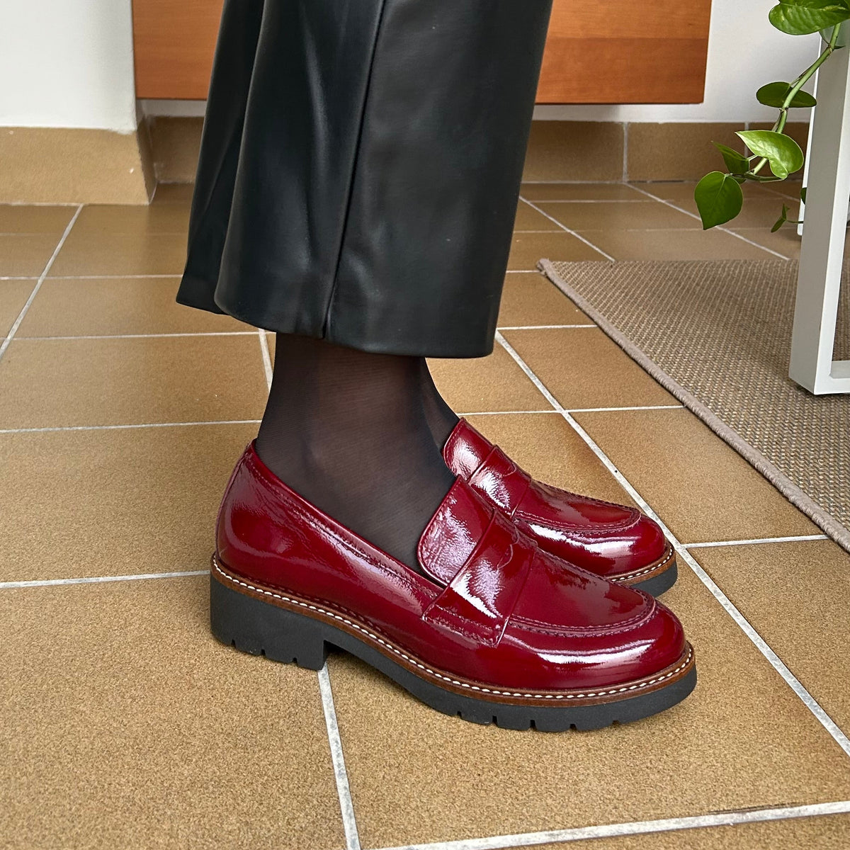 MOCASÍN MUJER CHAROL BURDEOS 1500N