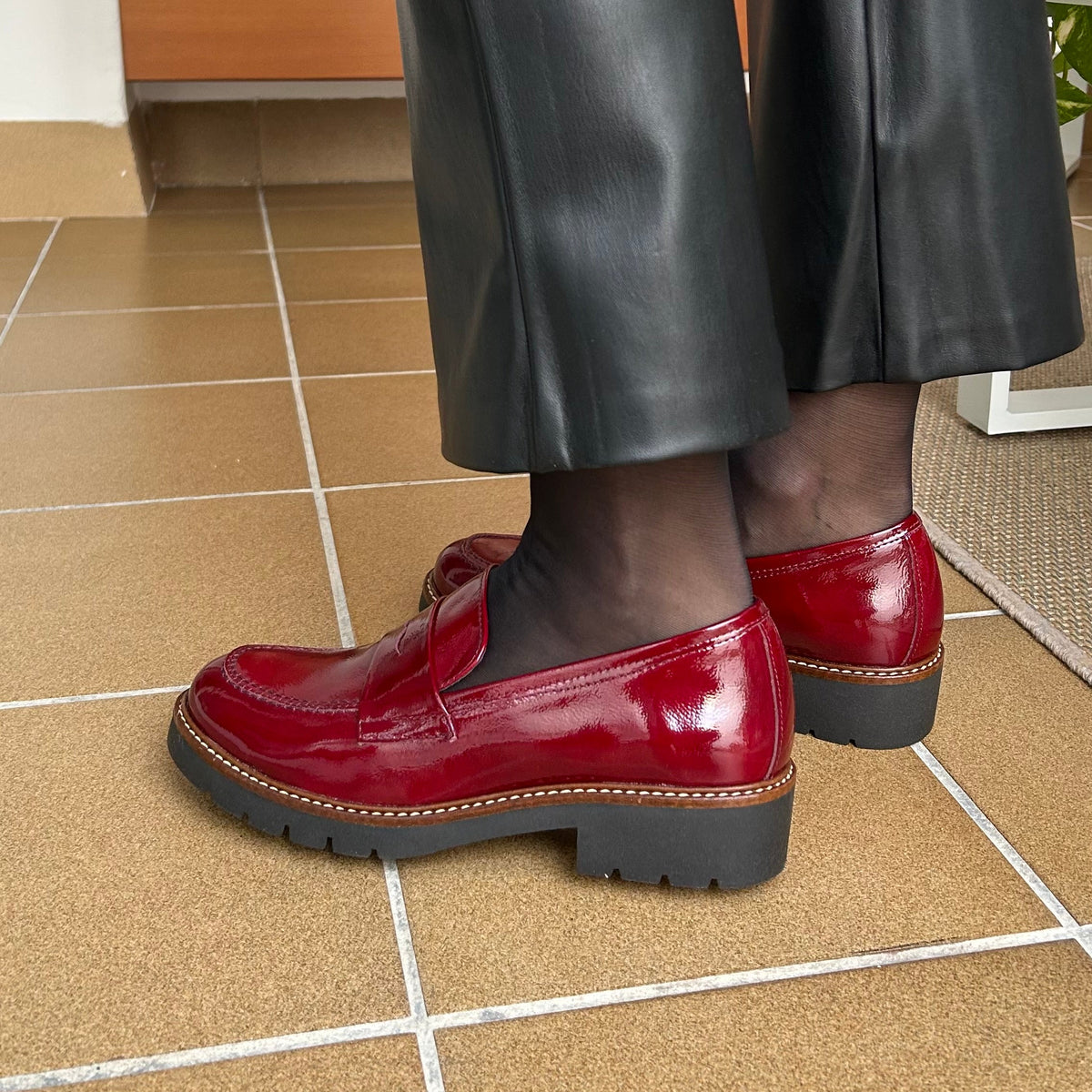 MOCASÍN MUJER CHAROL BURDEOS 1500N