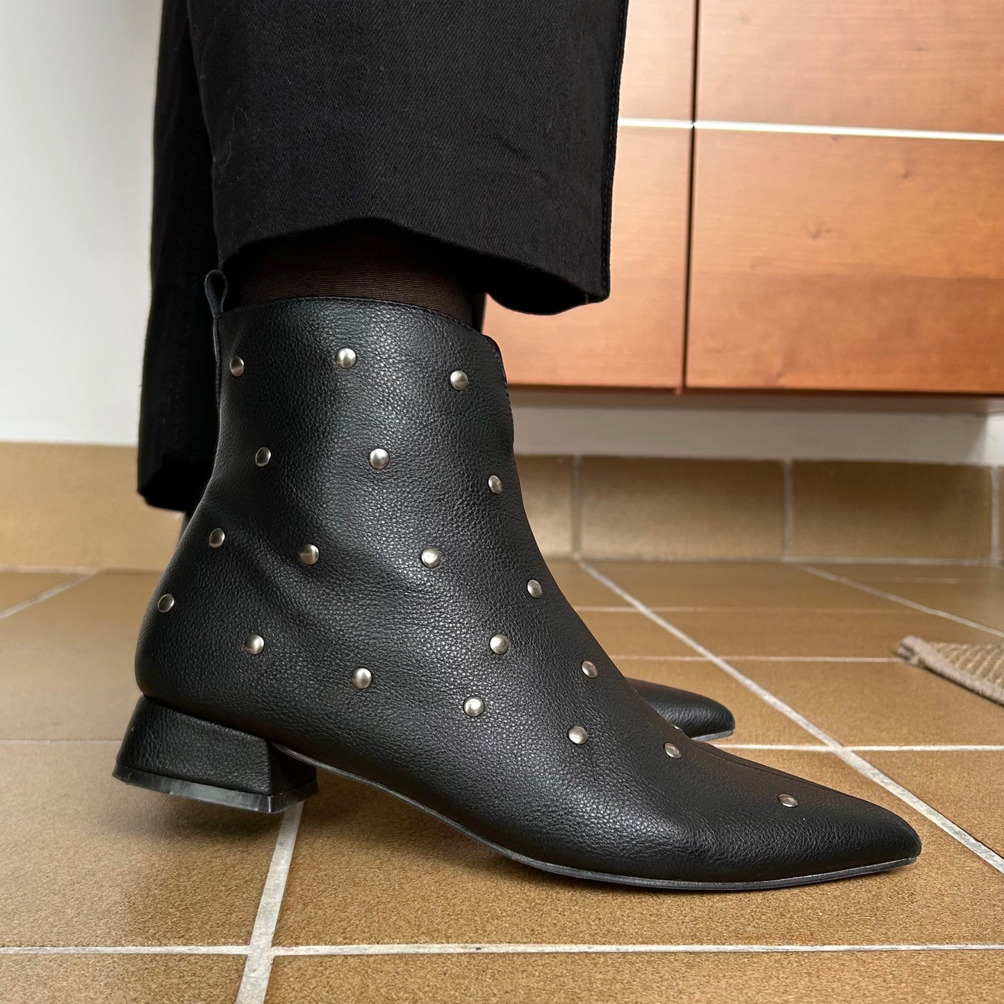 BOTÍN MUJER TACHAS NEGRO 608K127