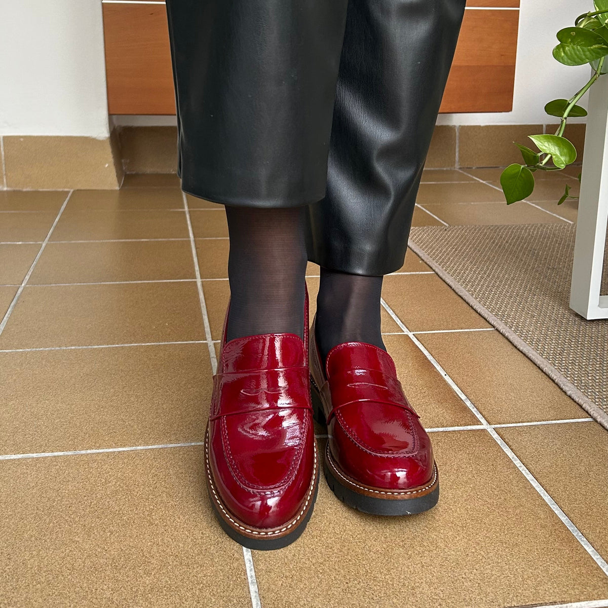 MOCASÍN MUJER CHAROL BURDEOS 1500N
